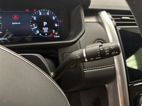 Used 2024 Land Rover Discovery Dynamic SE image 16