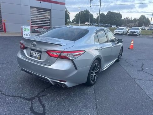 Used 2020 Toyota Camry SE FWD image 4