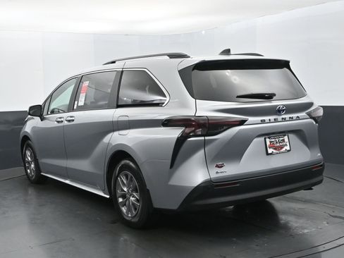 Used 2025 Toyota Sienna XLE FWD image 4