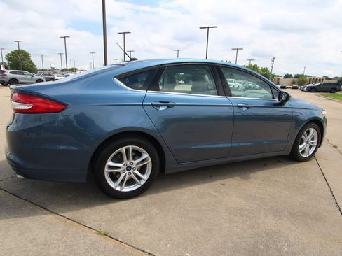 Used 2018 Ford Fusion SE w/ Fusion SE Technology Package FWD image 5
