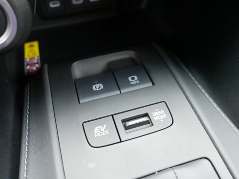 Used 2023 Toyota Venza LE image 31