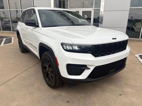 Certified 2024 Jeep Grand Cherokee Altitude image 8