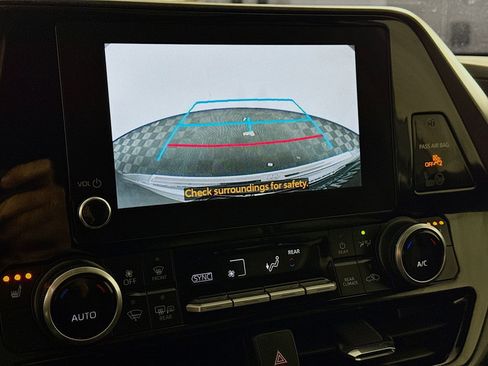 Certified 2024 Toyota Highlander XLE image 11