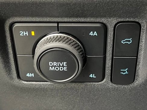 Used 2025 Ford Expedition Active AWD/4WD image 32