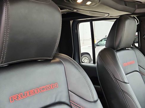 Used 2025 Jeep Gladiator Rubicon w/ Convenience Group AWD/4WD image 17