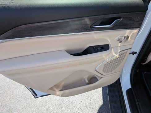 Used 2023 Jeep Grand Cherokee L Limited w/ Black Appearance Package image 24