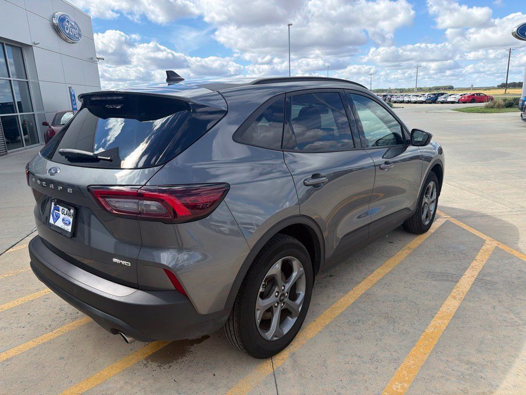 Used 2025 Ford Escape ST-Line Select AWD/4WD image 9
