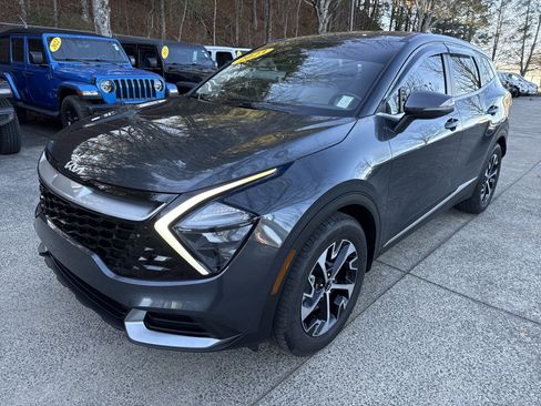 Used 2023 Kia Sportage EX image 3