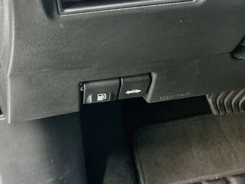 Used 2025 Nissan Versa SV FWD image 17