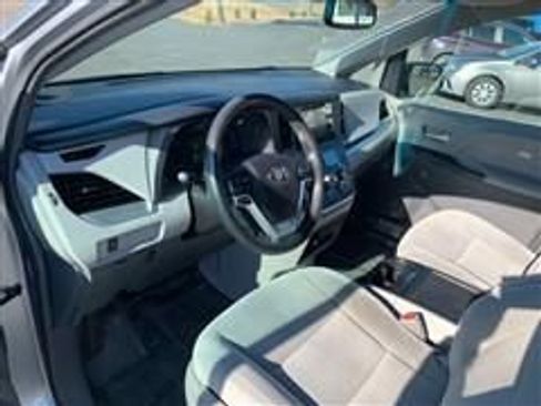 Used 2016 Toyota Sienna LE image 40