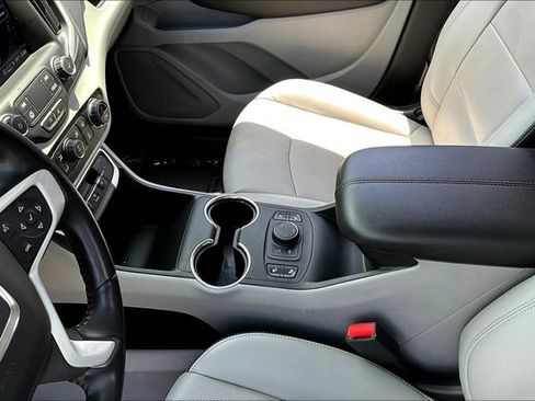 Used 2022 GMC Terrain SLT image 13