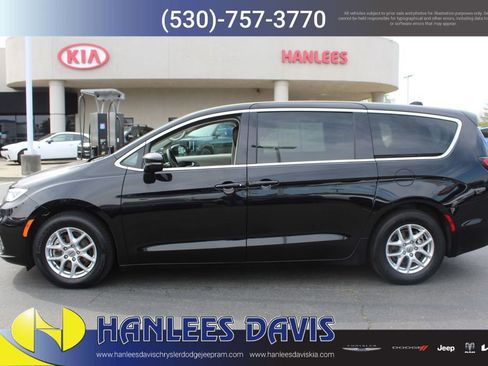 Used 2024 Chrysler Pacifica Touring-L FWD image 2