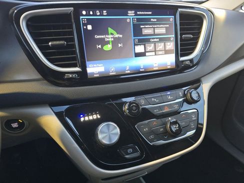 Used 2022 Chrysler Pacifica Touring-L image 28