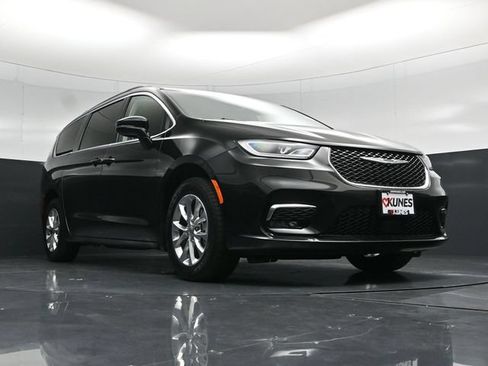 Certified 2022 Chrysler Pacifica Touring-L AWD/4WD image 60