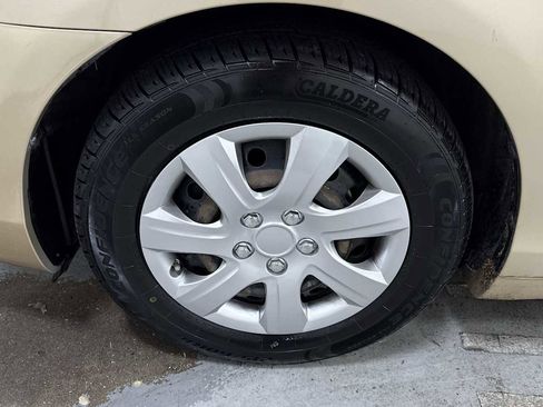 Used 2011 Toyota Camry LE image 10