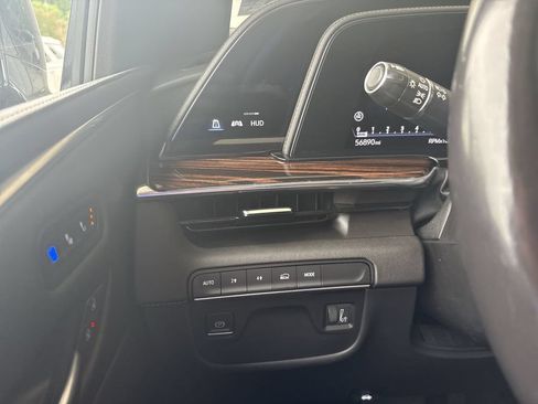 Certified 2022 Cadillac Escalade Premium Luxury AWD/4WD image 18