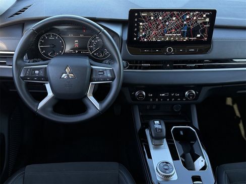 Used 2025 Mitsubishi Outlander SE image 12