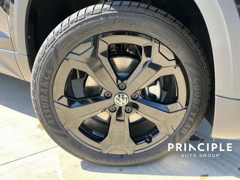 Used 2025 Volkswagen Taos SEL AWD/4WD image 10