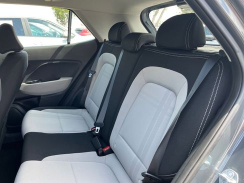 Used 2025 Hyundai Venue SEL FWD image 25