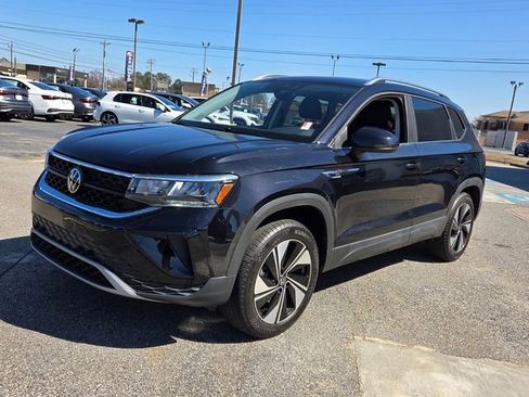 Used 2024 Volkswagen Taos SE image 3