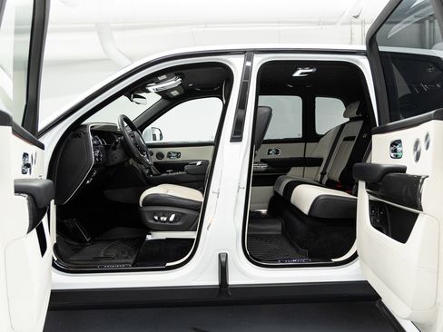 Certified 2023 Rolls-Royce Cullinan Black Badge w/ Driver's Package AWD/4WD image 31