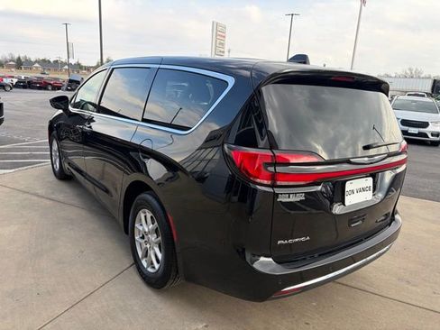 Used 2025 Chrysler Pacifica Select image 4
