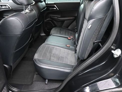 Used 2023 Mitsubishi Outlander SE image 41