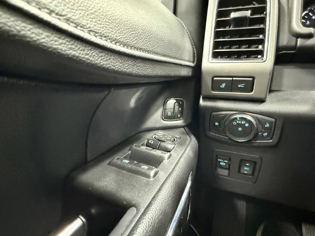 Used 2019 Ford Expedition XLT w/ Equipment Group 202A AWD/4WD image 23