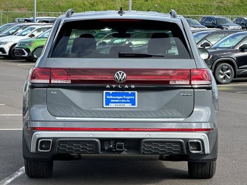 New 2025 Volkswagen Atlas Peak Edition SE image 4