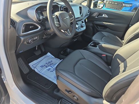 New 2026 Chrysler Pacifica Select image 11