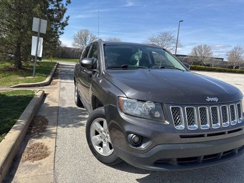 Used 2016 Jeep Compass Latitude image 2