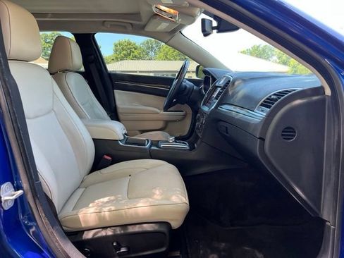 Used 2018 Chrysler 300 Limited AWD/4WD image 24