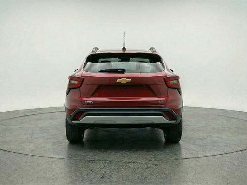 Used 2025 Chevrolet Trax LT w/ LT Convenience Package image 7