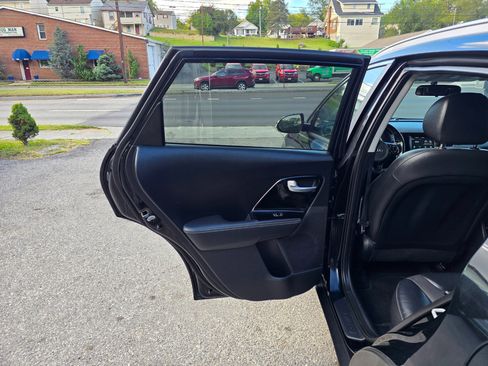 Used 2017 Kia Niro EX image 12