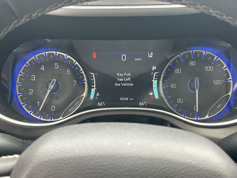 Used 2023 Chrysler Pacifica Touring-L FWD image 25