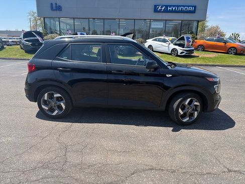 Used 2025 Hyundai Venue SEL FWD image 2