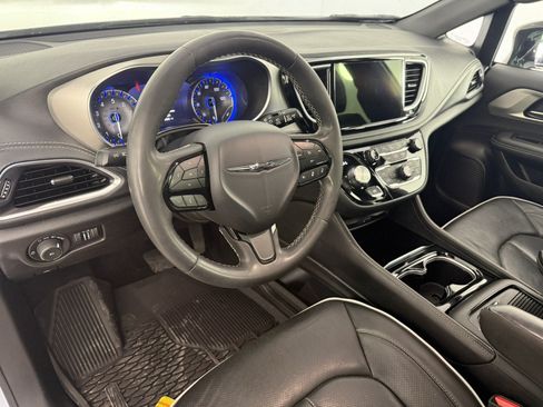 Used 2024 Chrysler Pacifica Limited w/ Uconnect Theater Family Group AWD/4WD image 19