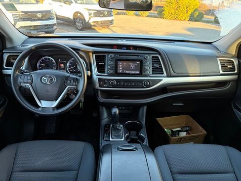 Used 2017 Toyota Highlander LE image 19