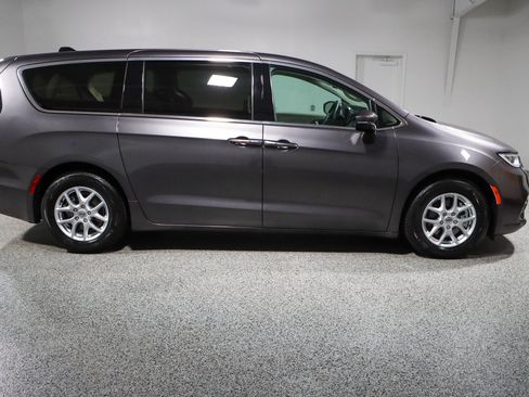 Used 2023 Chrysler Pacifica Touring-L FWD image 6