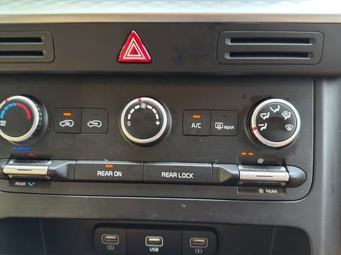 Used 2024 Kia Carnival LX FWD image 19