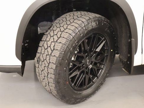 New 2026 Toyota Highlander Platinum image 9