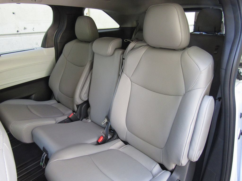 Used 2025 Toyota Sienna XLE FWD image 17