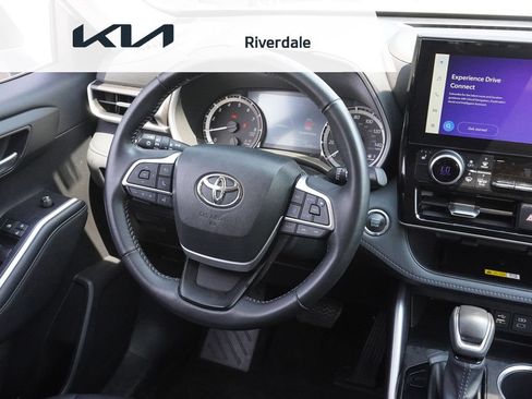 Used 2023 Toyota Highlander XLE AWD/4WD image 40