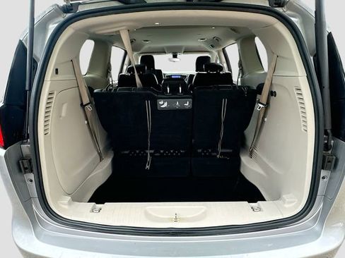 Used 2017 Chrysler Pacifica Touring-L image 27