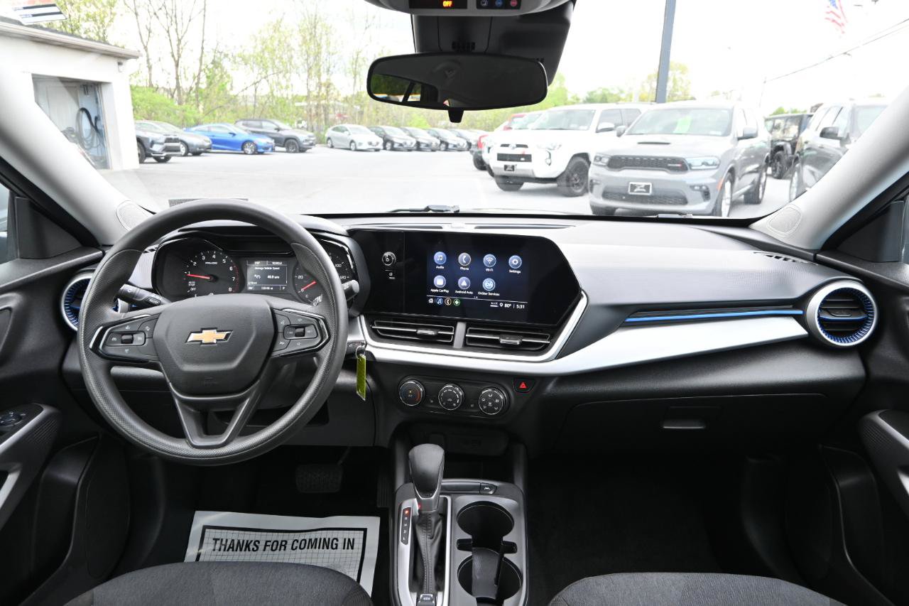 Used 2024 Chevrolet Trax LS w/ LS Convenience Package FWD image 2
