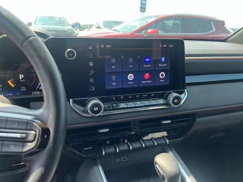 Used 2025 Chevrolet Colorado Z71 AWD/4WD image 4