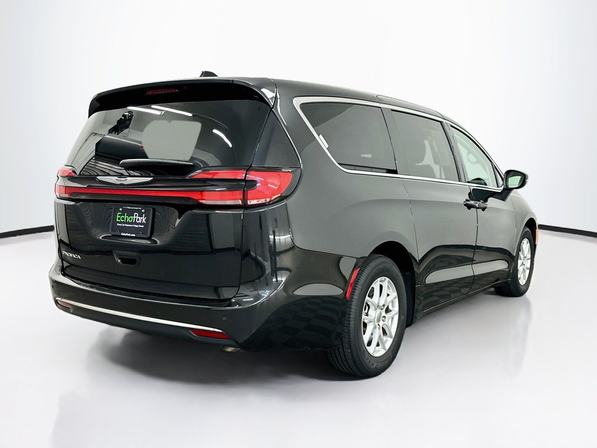 Used 2023 Chrysler Pacifica Touring-L FWD image 9