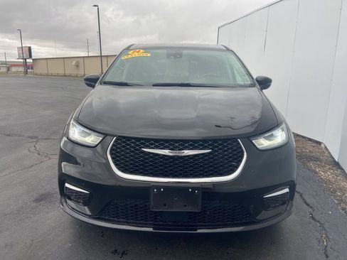 Used 2024 Chrysler Pacifica Limited image 9