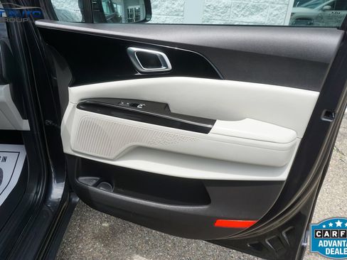 Used 2023 Kia Carnival EX FWD image 26