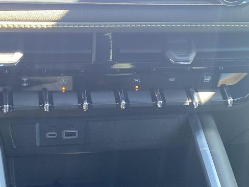 Used 2024 Chevrolet Colorado ZR2 w/ Technology Package image 23